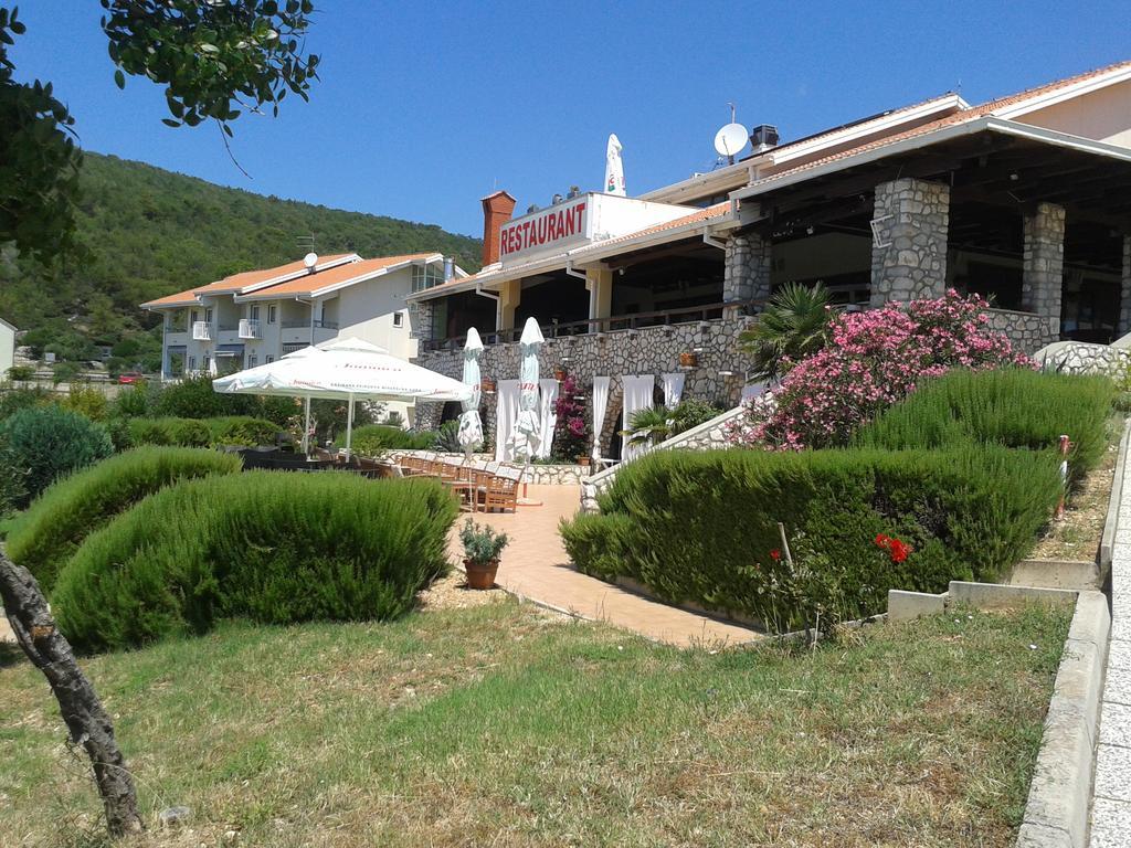 Hotel Zlatni Lav Martinšćica Exterior foto