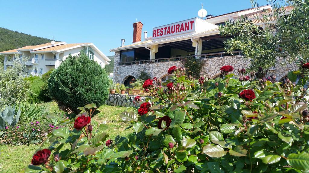 Hotel Zlatni Lav Martinšćica Exterior foto