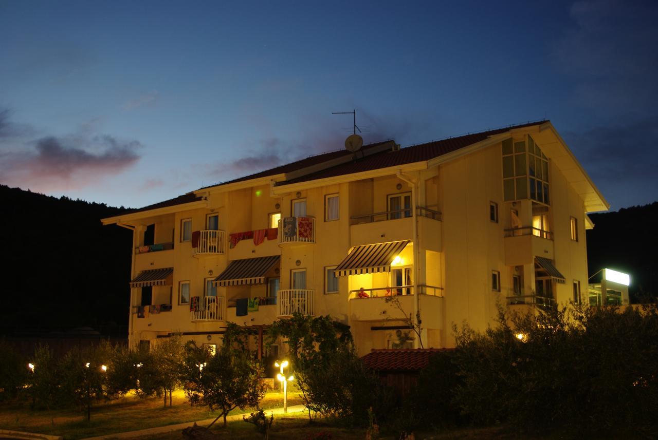 Hotel Zlatni Lav Martinšćica Exterior foto