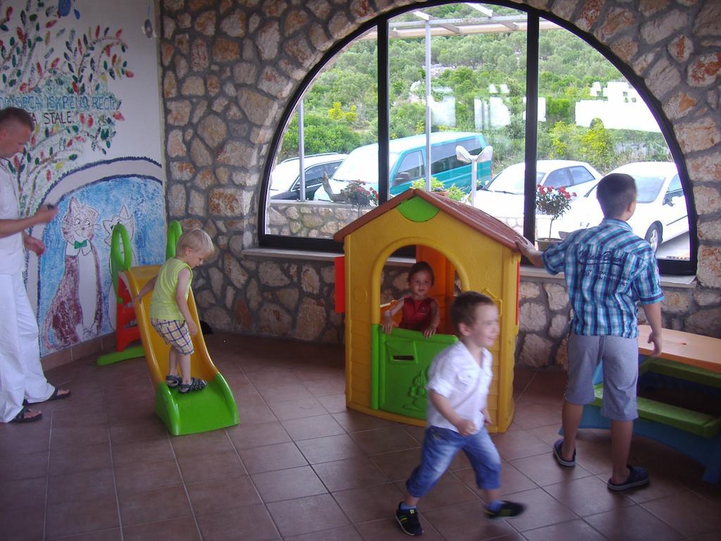 Hotel Zlatni Lav Martinšćica Exterior foto